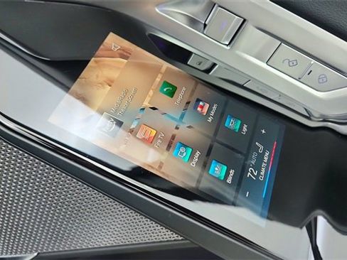 Used 2024 BMW 740i w/ Premium Package image 29