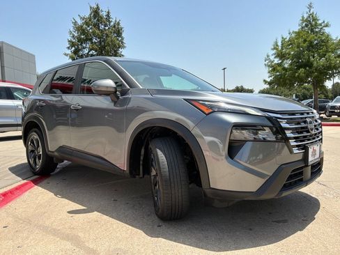 Used 2025 Nissan Rogue SV FWD image 4