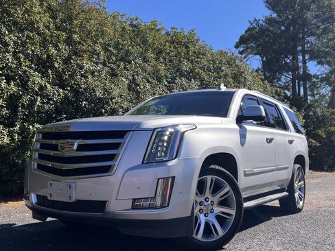 Used 2019 Cadillac Escalade Luxury image 2