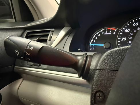 Used 2014 Toyota Camry L image 14