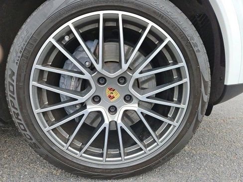 Used 2022 Porsche Cayenne Platinum Edition image 9