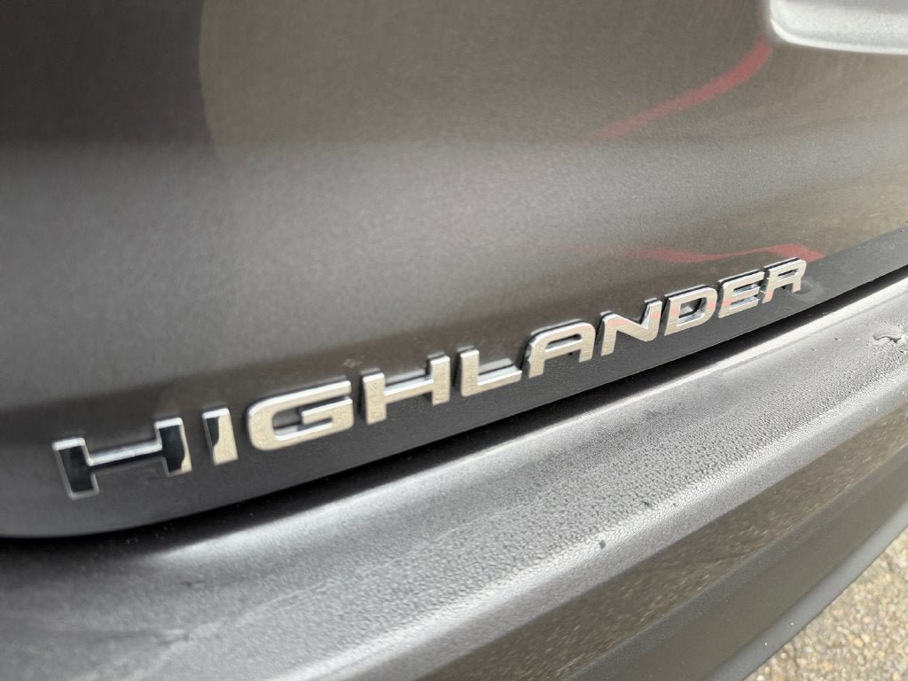 Used 2023 Toyota Highlander LE FWD image 35