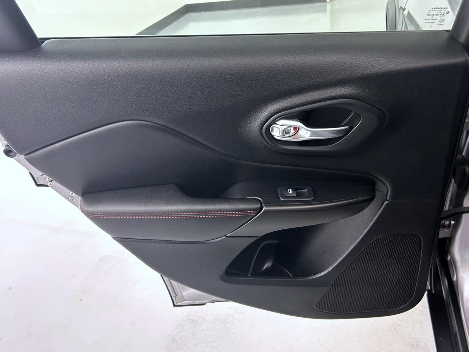 Used 2019 Jeep Cherokee Trailhawk w/ Comfort/Convenience Group AWD/4WD image 20