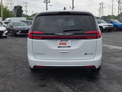 Certified 2024 Chrysler Pacifica Limited FWD image 20