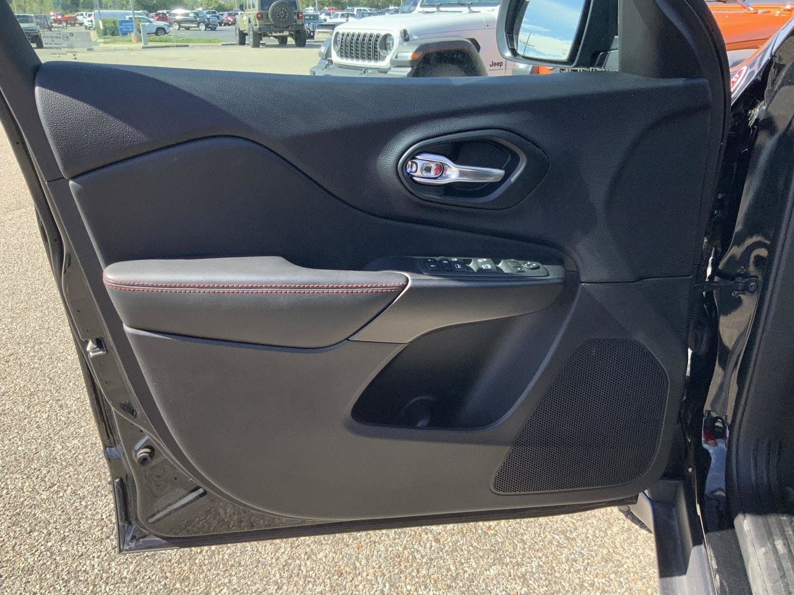 Used 2022 Jeep Cherokee Trailhawk AWD/4WD image 19