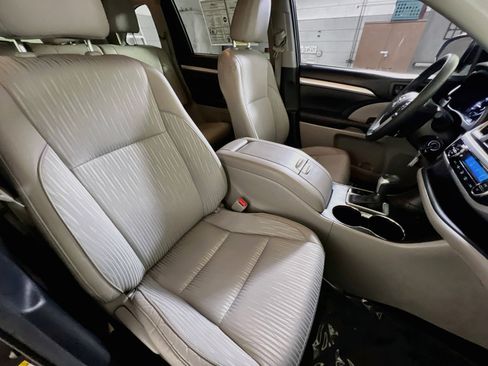 Used 2016 Toyota Highlander Plus FWD image 30