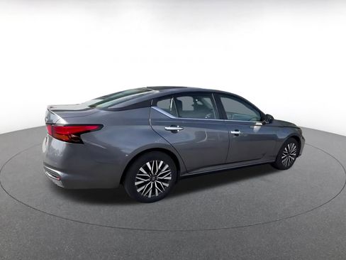 Used 2025 Nissan Altima 2.5 SV FWD image 15