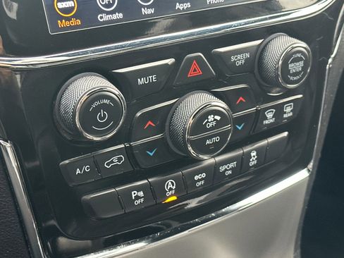 Used 2022 Jeep Grand Cherokee Limited image 21