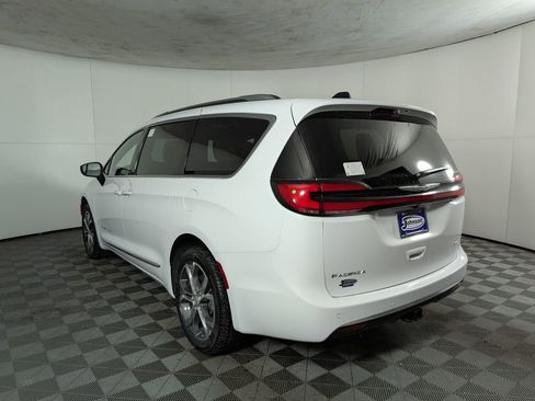 New 2026 Chrysler Pacifica Pinnacle w/ Trailer Tow Group AWD/4WD image 4