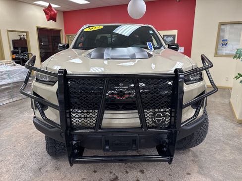 Used 2024 Chevrolet Colorado ZR2 w/ ZR2 Bison Edition AWD/4WD image 2