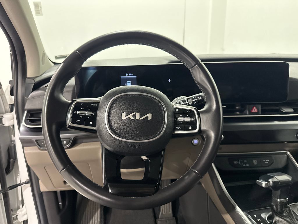 Used 2025 Kia Carnival FWD image 5