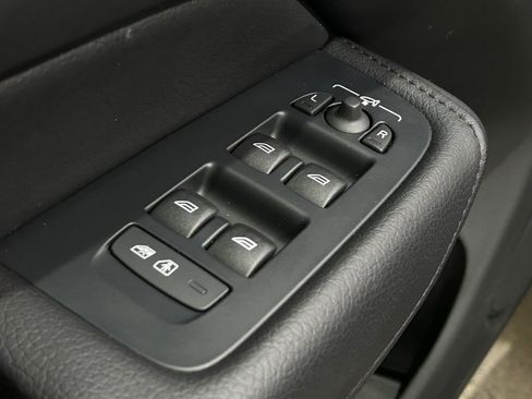Used 2022 Volvo XC60 B5 Momentum image 16