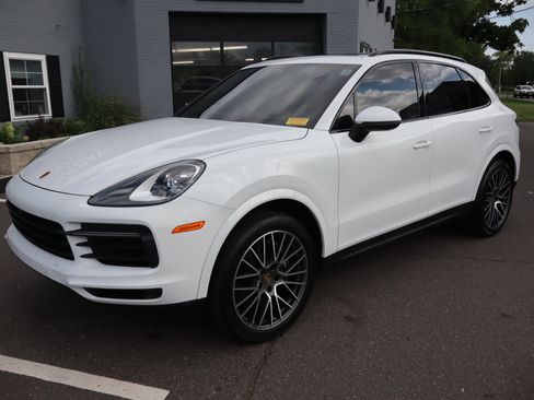 Used 2023 Porsche Cayenne w/ Premium Package AWD/4WD image 2
