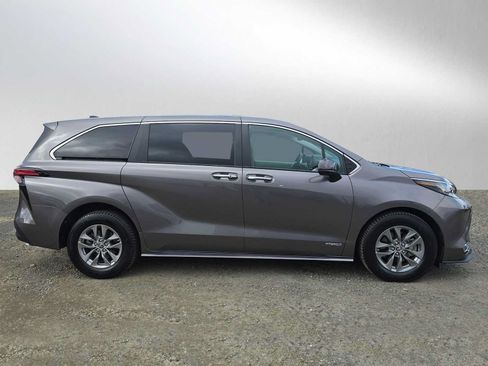Used 2021 Toyota Sienna XLE AWD/4WD image 2