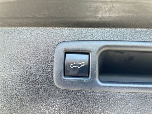 Used 2023 Toyota Highlander XLE AWD/4WD image 16