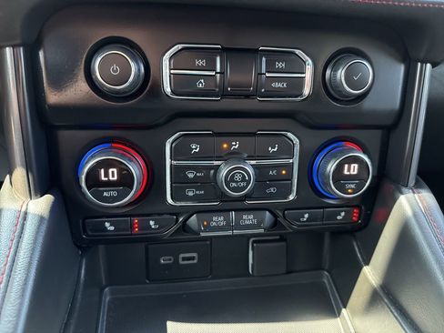 Used 2022 Chevrolet Suburban RST w/ Luxury Package image 32