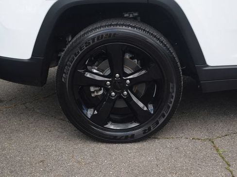 Used 2023 Jeep Grand Cherokee Altitude AWD/4WD image 28