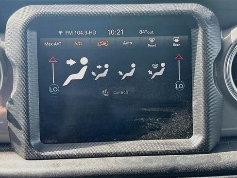 Certified 2022 Jeep Wrangler Unlimited Sahara w/ Cold Weather Group AWD/4WD image 17