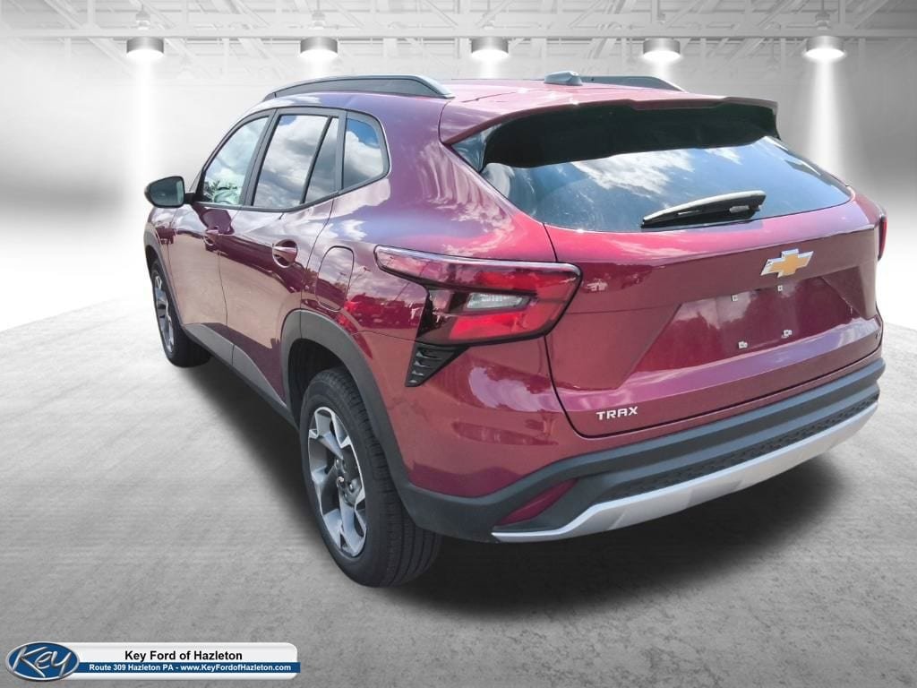 Used 2025 Chevrolet Trax LT FWD image 8