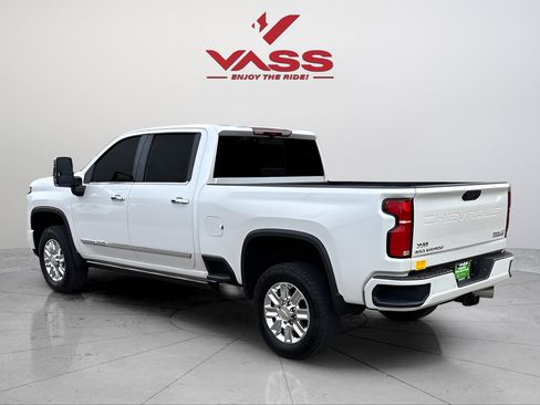 Used 2025 Chevrolet Silverado 2500 High Country w/ High Country Premium Package AWD/4WD image 3