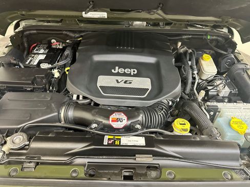 Used 2016 Jeep Wrangler Unlimited Sahara AWD/4WD image 33