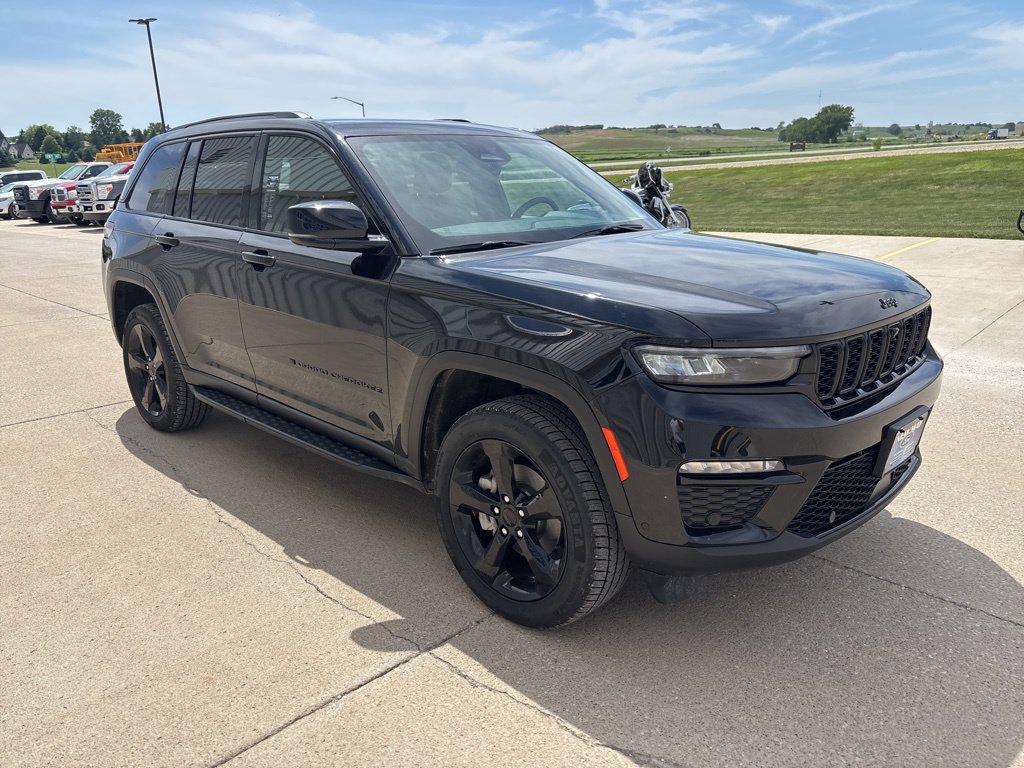 Used 2024 Jeep Grand Cherokee Limited w/ Luxury Tech Group II AWD/4WD image 3