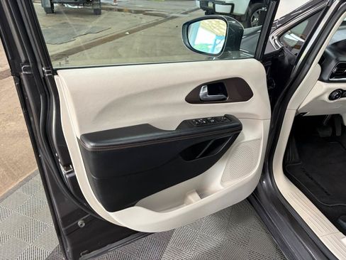 Used 2017 Chrysler Pacifica Touring-L FWD image 21