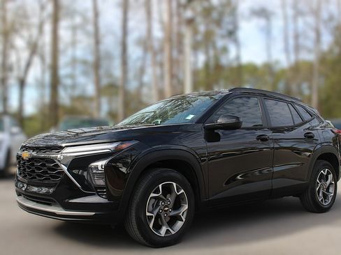 Used 2024 Chevrolet Trax LT w/ LT Convenience Package image 3