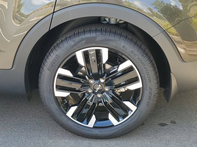 Certified 2025 Kia Telluride SX w/ SX Captain's Chair Package FWD image 7