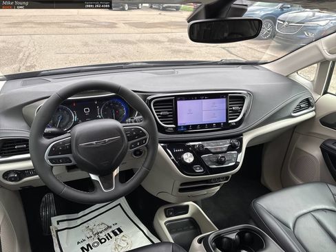 Used 2023 Chrysler Pacifica Touring-L FWD image 16