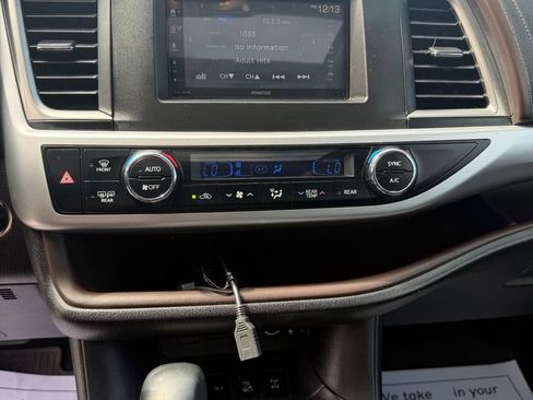 Used 2018 Toyota Highlander XLE AWD/4WD image 14