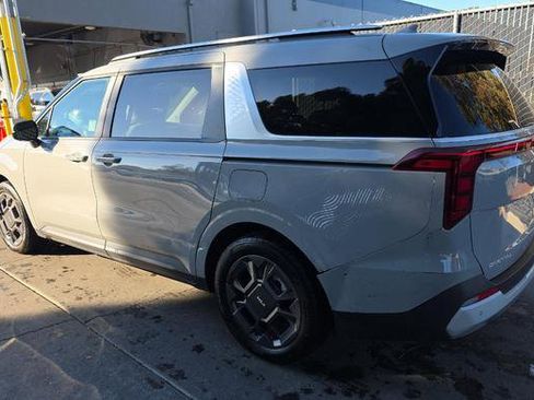 Used 2025 Kia Carnival EX image 4