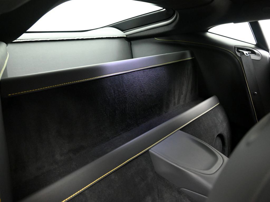 Used 2022 Aston Martin V8 Vantage Coupe RWD image 13