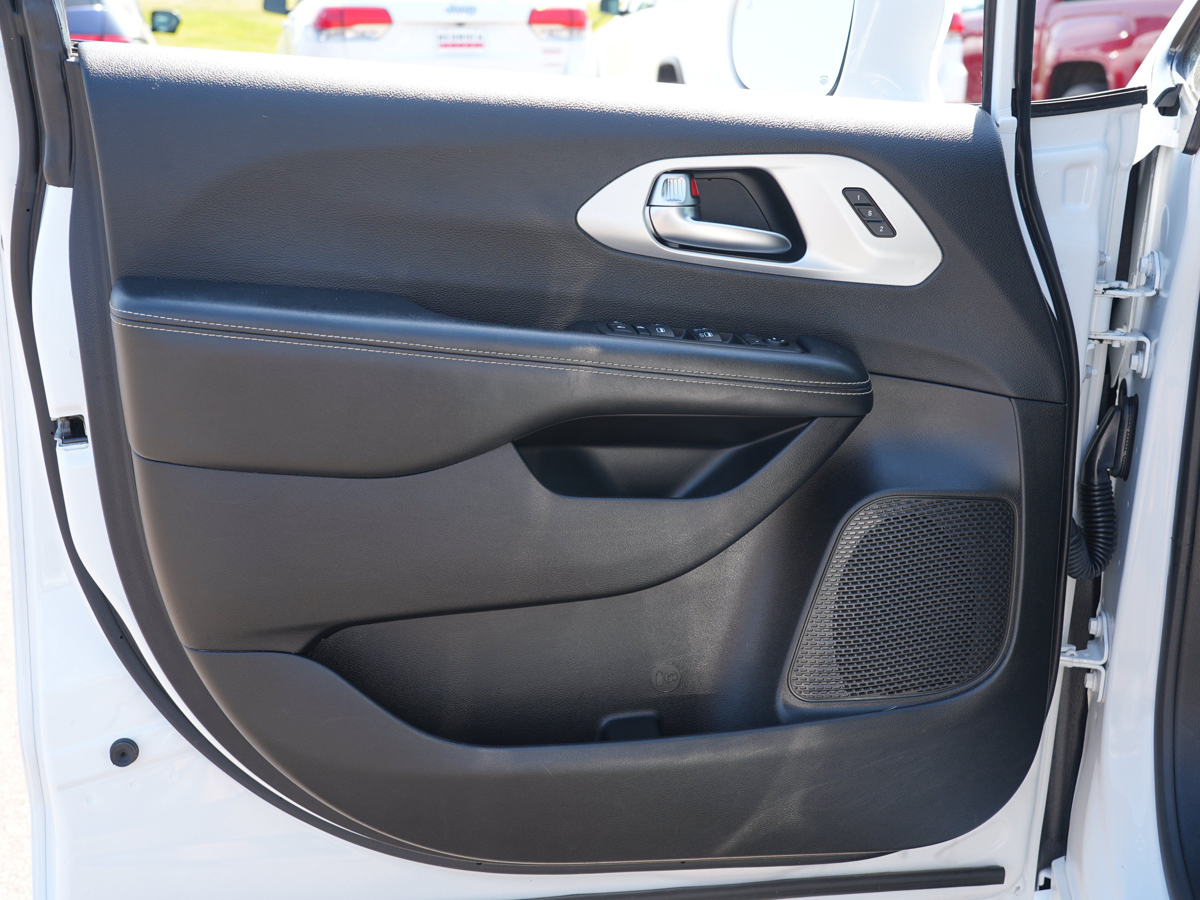 Used 2021 Chrysler Pacifica Touring-L w/ S Appearance Package FWD image 14