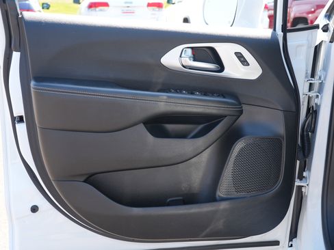 Used 2021 Chrysler Pacifica Touring-L w/ S Appearance Package FWD image 14