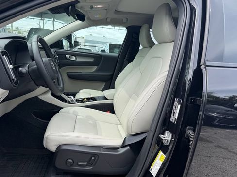 Used 2025 Volvo XC40 B5 Plus w/ Protection Package Premier AWD/4WD image 12
