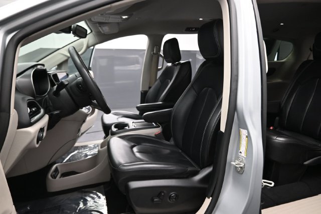 Used 2023 Chrysler Pacifica Touring-L FWD image 14