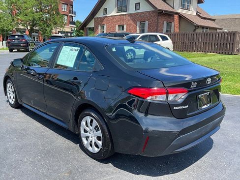 Used 2021 Toyota Corolla LE FWD image 3