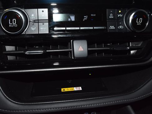 Used 2023 Toyota Highlander XLE AWD/4WD image 12