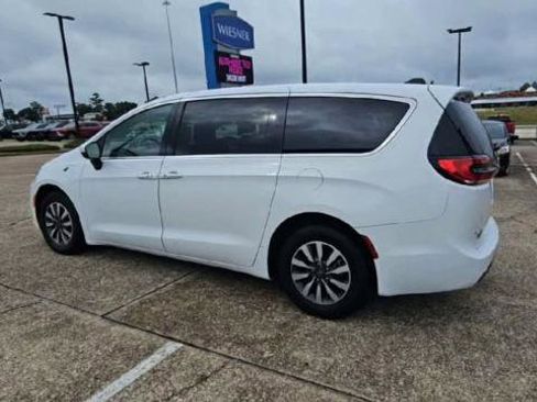 Used 2023 Chrysler Pacifica Touring-L FWD image 6