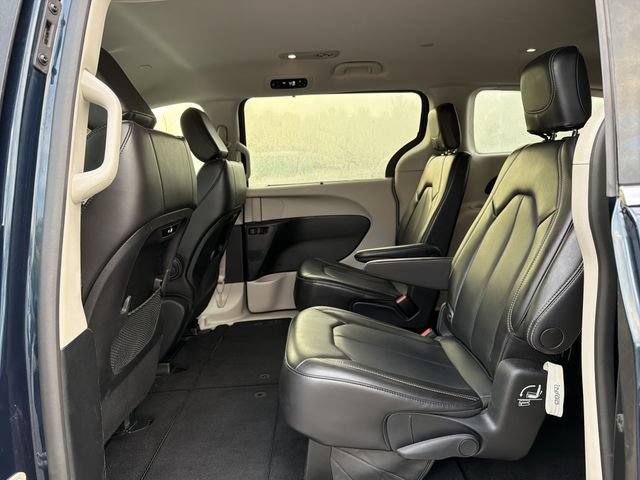 Used 2023 Chrysler Pacifica Touring-L FWD image 12