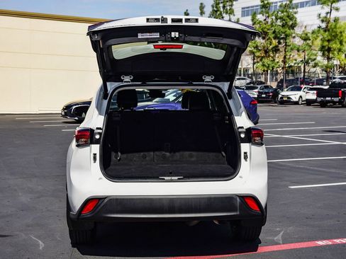 Certified 2023 Toyota Highlander XLE image 32