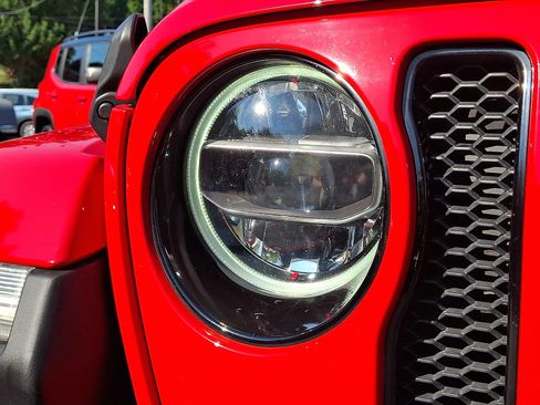 Used 2022 Jeep Wrangler Unlimited Sahara AWD/4WD image 9