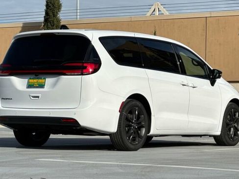New 2026 Chrysler Pacifica Select image 4