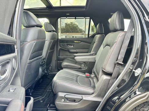 Used 2025 Honda Pilot TrailSport image 25