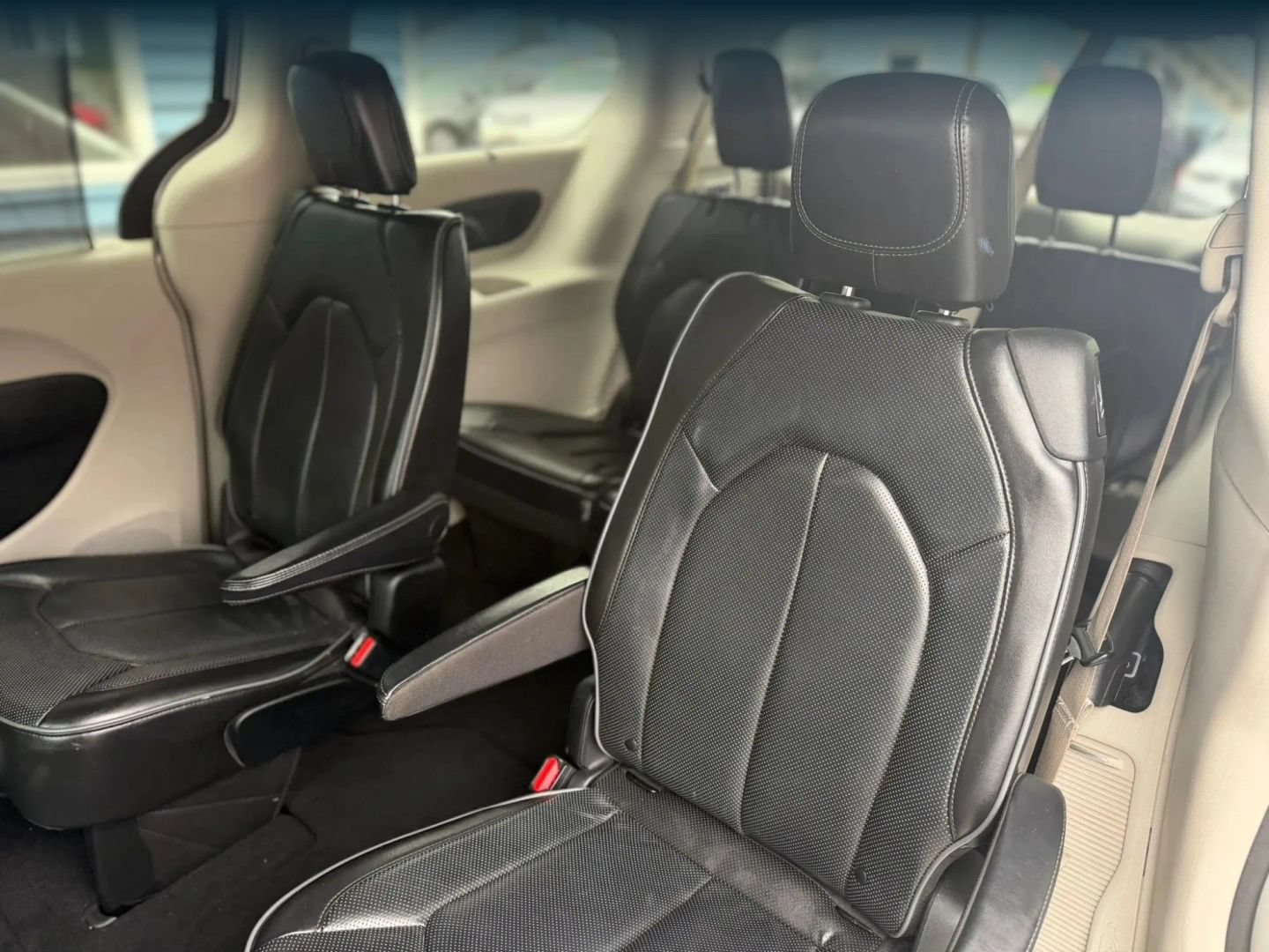 Used 2019 Chrysler Pacifica Limited w/ Tire & Wheel Group FWD image 32