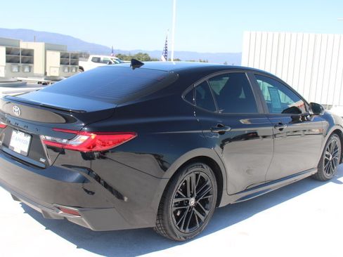 Used 2026 Toyota Camry SE w/ Convenience Package FWD image 3