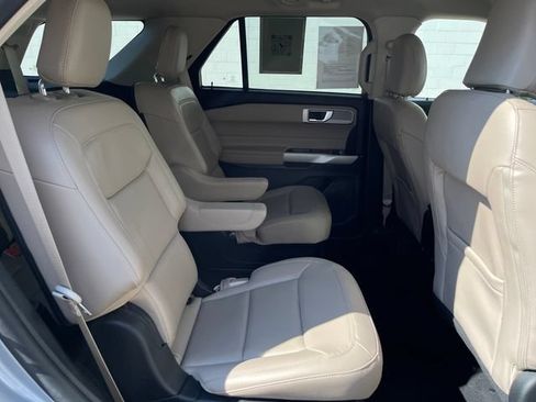 Used 2024 Ford Explorer XLT w/ Equipment Group 202A AWD/4WD image 33