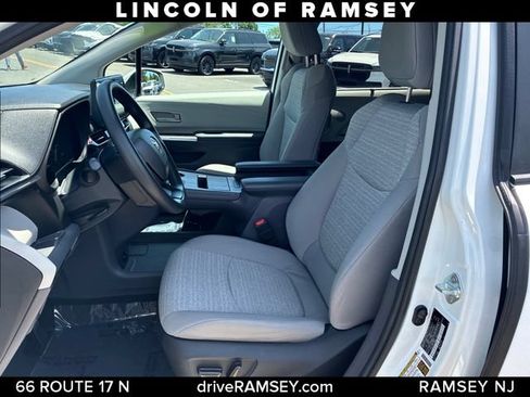 Used 2023 Toyota Sienna LE FWD image 11