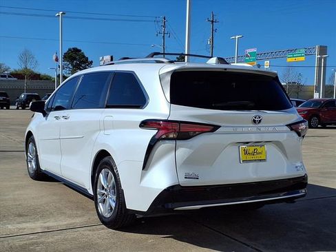 Used 2022 Toyota Sienna Limited image 23